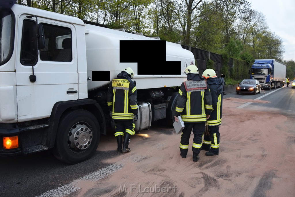 A 4 Rich Olpe vor Rodenkirchener Bruecke Heizoel LKW verliert Heizoel P24.JPG - Miklos Laubert